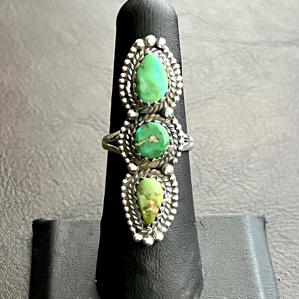 Native American style sterling silver three stone green turquoise ring - Picture 5 of 11